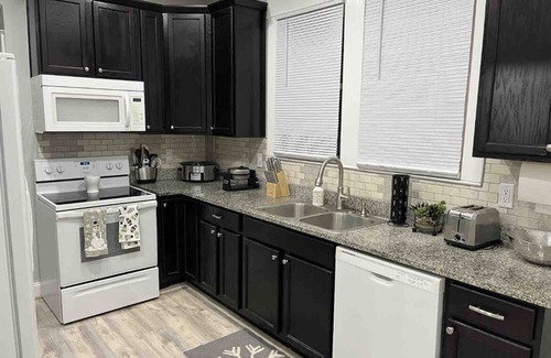 Norfolk House | Newport Nook: Monthly Norfolk Rental - Sleeps 10!n4 bdrms/5 beds/2.5 baths