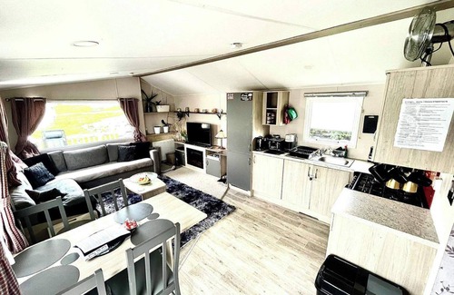 Newquay Cabin | Newquay Seaside Lodge Retreat with Hot Tub
