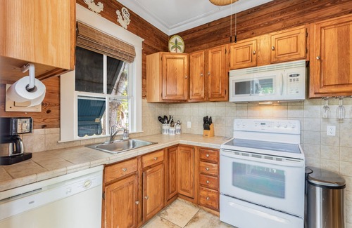 The Meadows Condo | NEWTON'S NEST ~ Adult Only, 1 Bedroom, 1 Bath Condo w/Shared Pool!