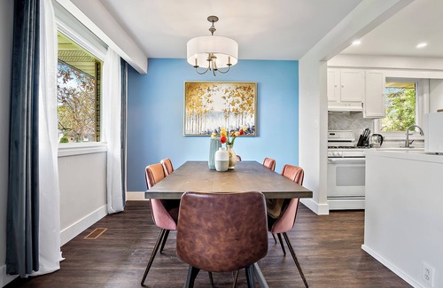 Grantham House | Niagara Wine Region 4 Bedrooms Retreat W/Hot Tub