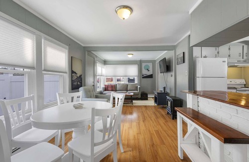 Niantic House | Niantic Cottage Minutes from Beach | Play & Relax