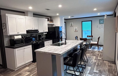 Livingston House | Nice 3-bedroom house with AC in Livingston. Come enjoy the relaxing cabin 301