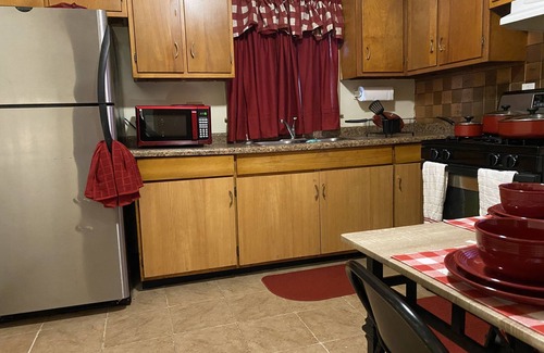 Milwaukee Apartment | Nice 3 bedrooms with Free wine , parking and Wi-Fi