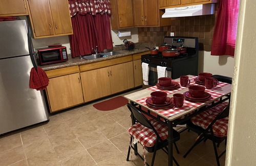 Milwaukee Apartment | Nice 3 bedrooms with Free wine , parking and Wi-Fi