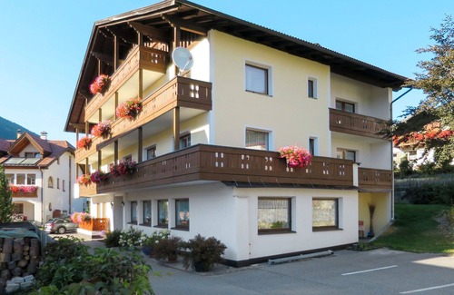 St. Valentin auf der Haide Apartment | Nice apartment for 32 guests with WIFI, TV, balcony, pets allowed and parking