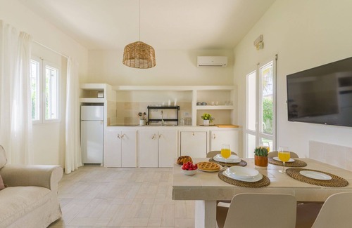 San Vito dei Normanni Villa | Nice apartment in villa for 5 people with WIFI, pool, A/C, TV and veranda, close to Ostuni