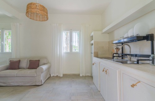 San Vito dei Normanni Villa | Nice apartment in villa for 5 people with WIFI, pool, A/C, TV and veranda, close to Ostuni