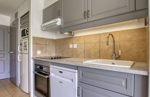 Six-Fours-les-Plages Apartment | Nice apartment for 6 people with pool, WIFI, A/C, TV, terrace and pets allowed