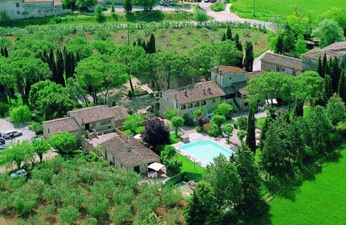 Colle di Val d'Elsa House | Nice apartment in villa for 2 guests with pool, TV, patio and pets allowed