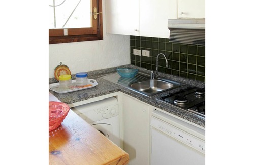 Santa Reparata Apartment | Nice apartment for 6 people with pool, TV, balcony, pets allowed and parking