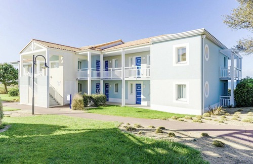 Chateau-d'Olonne Apartment | Nice apartment for 4 people with pool, WIFI, TV, terrace, pets allowed and parking
