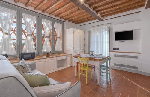 Monteriggioni Apartment | Nice apartment for 2 people with WIFI, A/C, pool, TV, pets allowed and parking, close to Siena