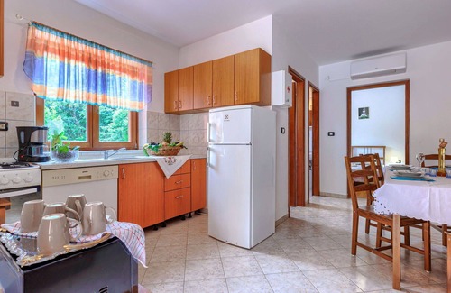 Laginji Apartment | Nice apartment for 12 guests with A/C, WIFI, private pool, TV, patio, pets allowed and parking