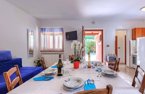 Laginji Apartment | Nice apartment for 12 guests with A/C, WIFI, private pool, TV, patio, pets allowed and parking