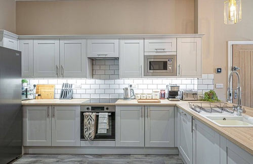 Rhyd-y-clafdy Apartment | Nice apartment for 15 people with WIFI, hot tub, terrace and pets allowed