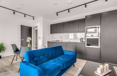 East Acton Apartment | Nice apartment for 2 people with WIFI, TV and balcony