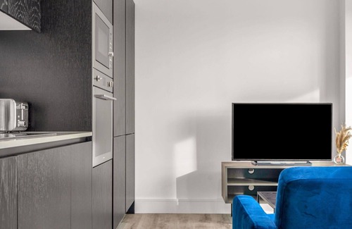 East Acton Apartment | Nice apartment for 2 people with WIFI, TV and balcony