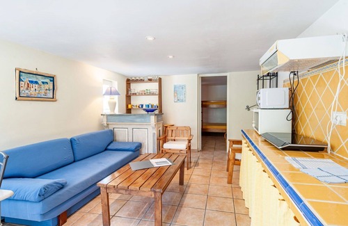 Lambesc Apartment | Nice apartment for 4 guests with pool, WIFI, TV, patio and pets allowed