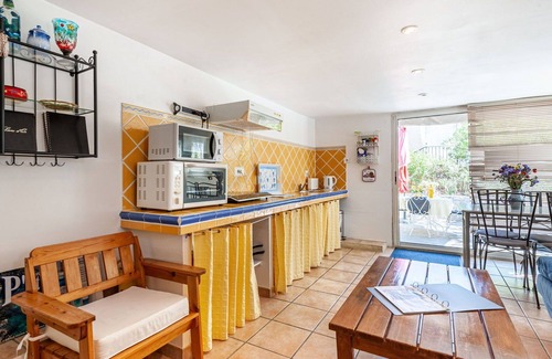 Lambesc Apartment | Nice apartment for 4 guests with pool, WIFI, TV, patio and pets allowed