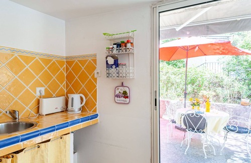 Lambesc Apartment | Nice apartment for 4 guests with pool, WIFI, TV, patio and pets allowed