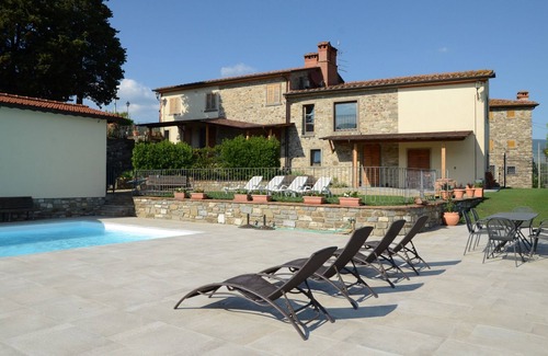 Capolona Apartment | Nice apartment for 5 people with WIFI, pool, TV, pets allowed and panoramic view, close to Arezzo