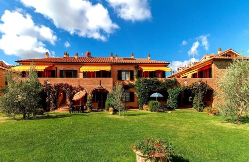 Sughera Apartment | Nice apartment for 5 people with pool, A/C, WIFI, TV and veranda, close to San Gimignano