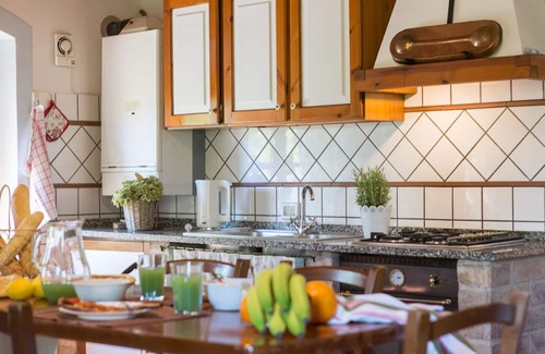 Peccioli Apartment | Nice apartment for 6 people with WIFI, pool, A/C, TV, pets allowed, panoramic view and parking