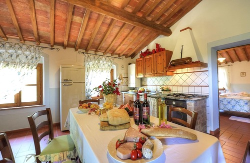 Peccioli Apartment | Nice apartment for 6 people with WIFI, pool, A/C, TV, pets allowed, panoramic view and parking