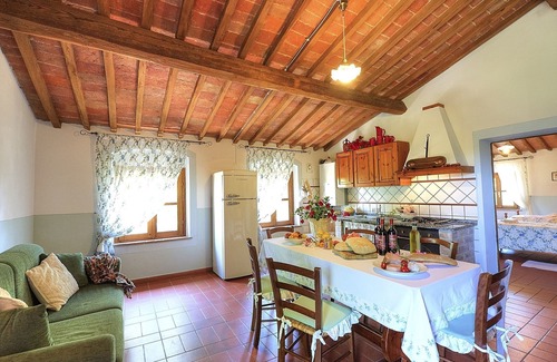 Peccioli Apartment | Nice apartment for 6 people with WIFI, pool, A/C, TV, pets allowed, panoramic view and parking