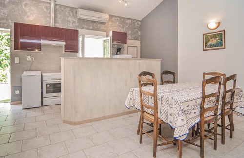 Le Sambuc Apartment | Nice apartment in Le Sambuc with WiFi