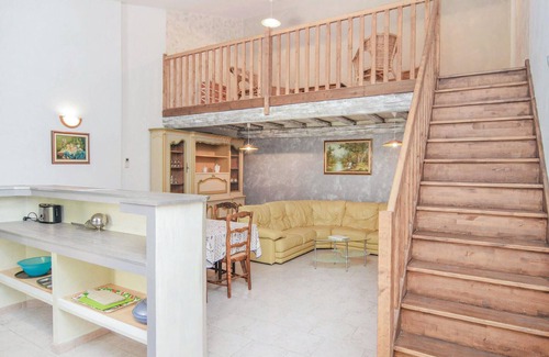 Le Sambuc Apartment | Nice apartment in Le Sambuc with WiFi