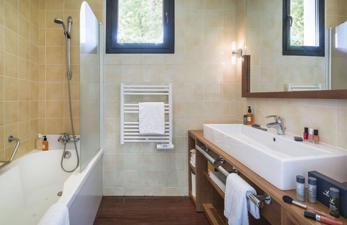 Pullay House | Nice apartment in villa for 4 guests with pool, hot tub, WIFI, TV, terrace and parking