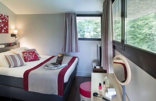 Les Barils House | Nice apartment in villa for 6 guests with WIFI, pool, hot tub, TV, terrace and parking