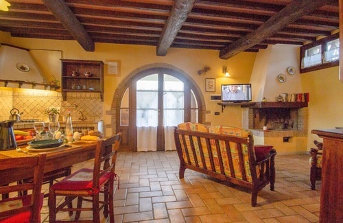 Poggiarello Villa | Nice apartment in villa with WIFI, pool, TV, terrace and pets allowed, close to San Gimignano