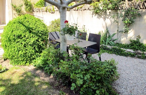 Menerbes House | Nice apartment in villa for 4 guests with WIFI, TV and patio