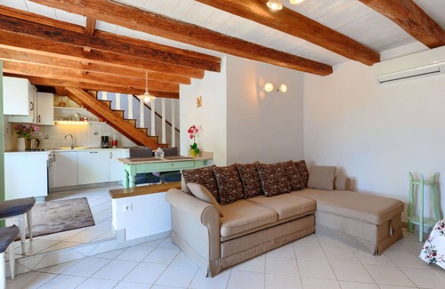 Kastelir House | Nice apartment in villa for 6 people with pool, WIFI, A/C, TV, patio, pets allowed and parking