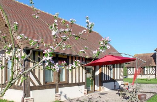 Victot - Pontfol House | Nice apartment in villa for 3 people with pool, WIFI, TV, patio, pets allowed and parking