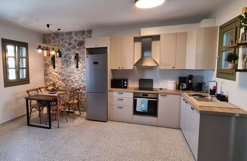 Lagoudi Zia House | Nice apartment in Zia with hot tub