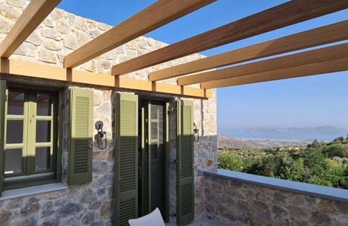 Lagoudi Zia House | Nice apartment in Zia with hot tub