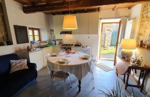 Villabuona Villa | Nice apartment in villa for 2 guests with WIFI, TV, pets allowed and parking, close to Lucca