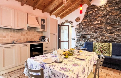 Valloria House | Nice apartment in villa for 8 guests with WIFI, TV, patio, pets allowed and parking