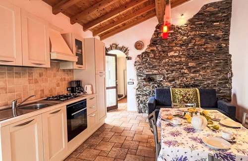 Valloria House | Nice apartment in villa for 8 guests with WIFI, TV, patio, pets allowed and parking
