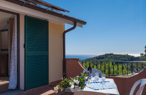 Valloria Apartment | Nice apartment for 4 guests with WIFI, hot tub, A/C, pool, TV and patio