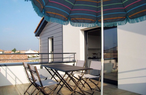 Saint-Gilles-Croix-de-Vie Apartment | Nice apartment for 4 guests with pool, WIFI, TV, terrace and parking
