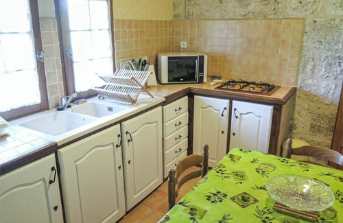 Dondas Villa | Nice apartment in villa for 4 guests with pool, TV and terrace