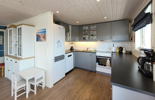 Bomlo House | Nice home in Bremnes with WiFi