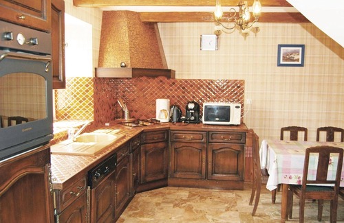 Gouesnach House | Nice home in Gouesnac'h with kitchen
