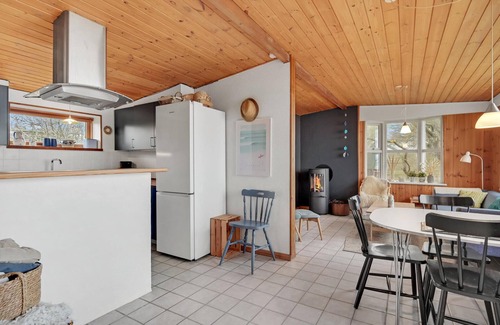 Skødshoved Strand House | Nice home in Knebel with house sea view