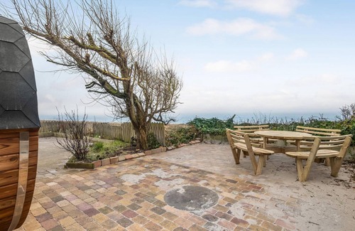 Skødshoved Strand House | Nice home in Knebel with house sea view