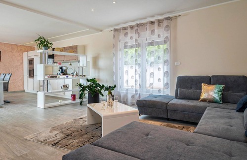 Medulin House | Nice home in Medulin with jacuzzi